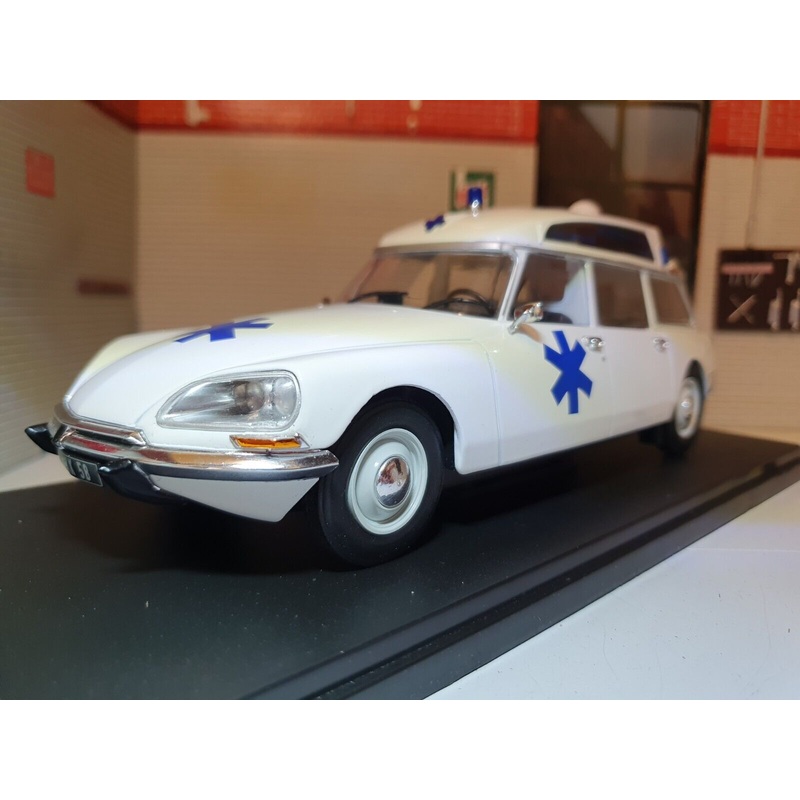 Citroen 1971 DS20 Break Ambulance 1:24