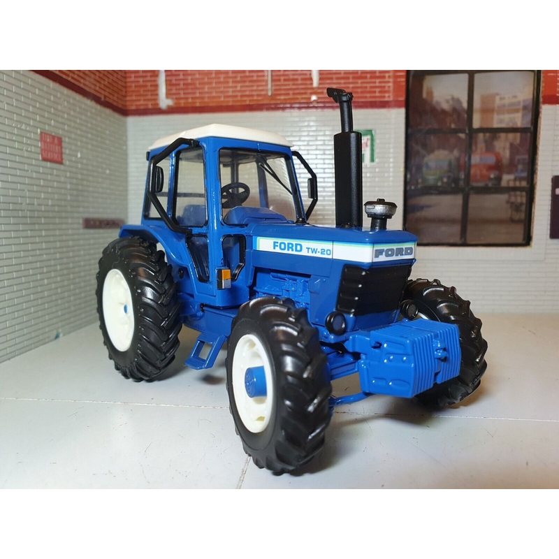 Ford 1979 TW20 Tractor 43322 Britains 1:32
