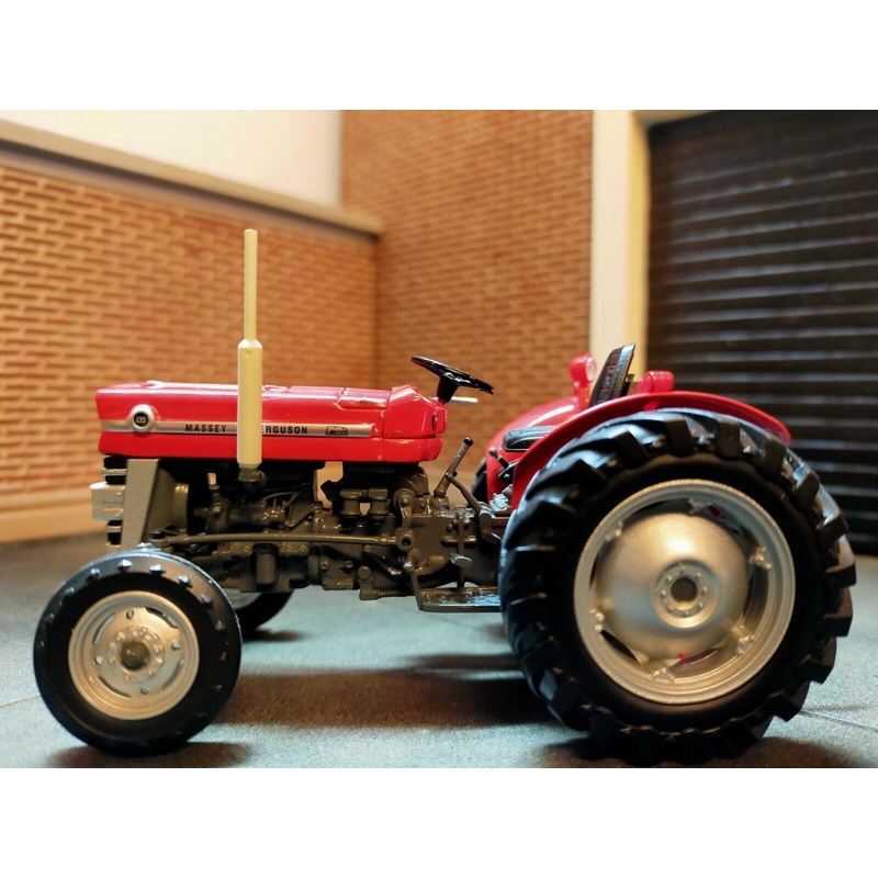 Massey Ferguson 135 Officially Licensed Universal Hobbies UH2785 1:32