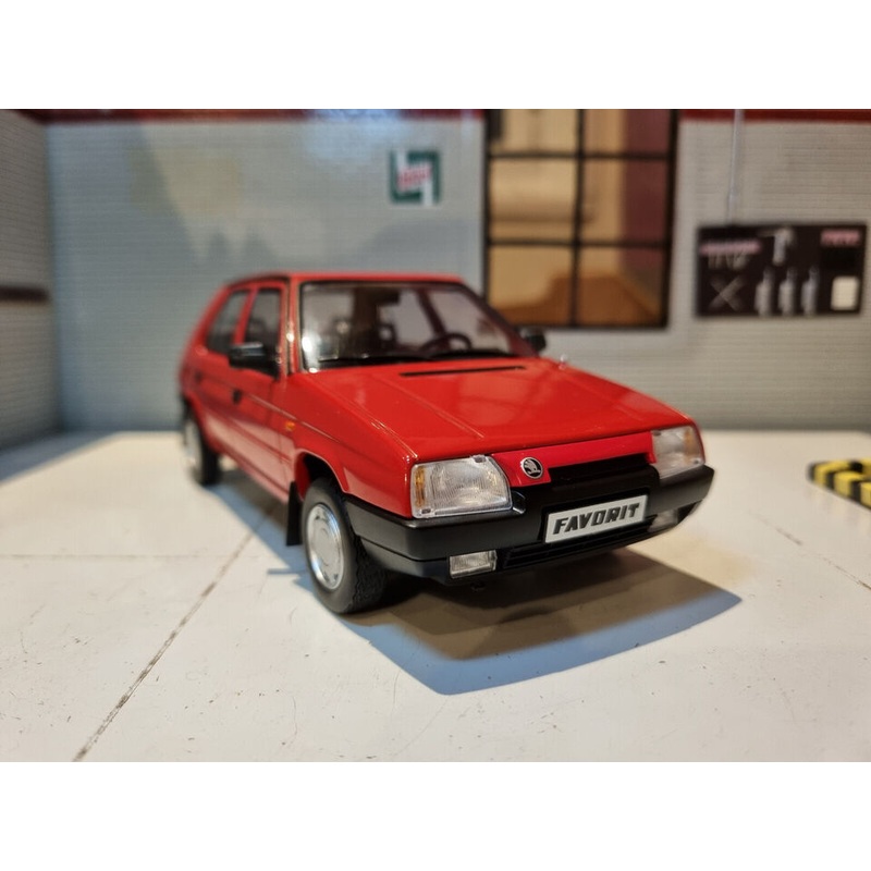 Skoda 1989 Favorit 124092 Whitebox 1:24