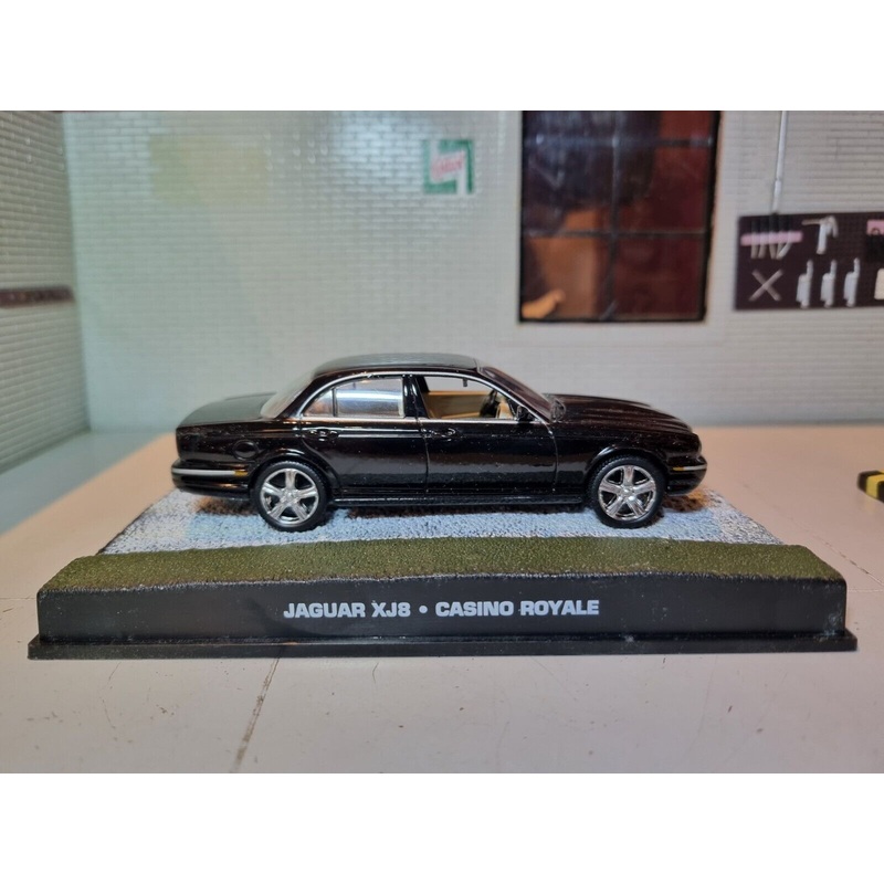 1:43 Jaguar XJ8 James Bond Casino Royale