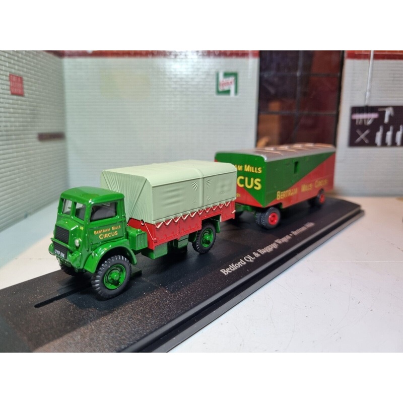 Bedford QL Bertram Mills Circus Baggage Wagon 4654109 Atlas 1:72