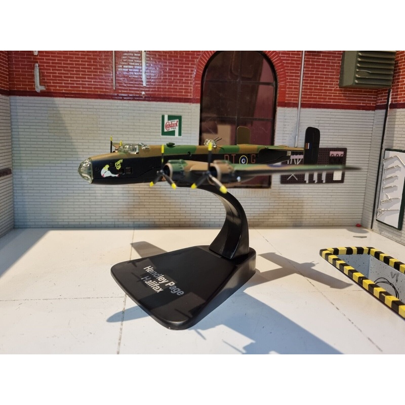 Handley Page Halifax 1940 RAF 1:144