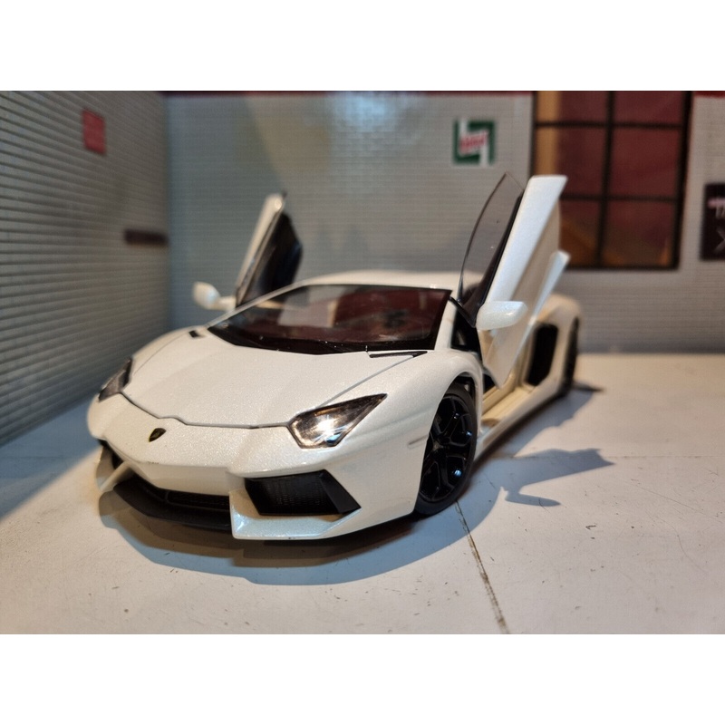 Lamborghini 2013 Aventador LP700-4 24033 Welly 1:24