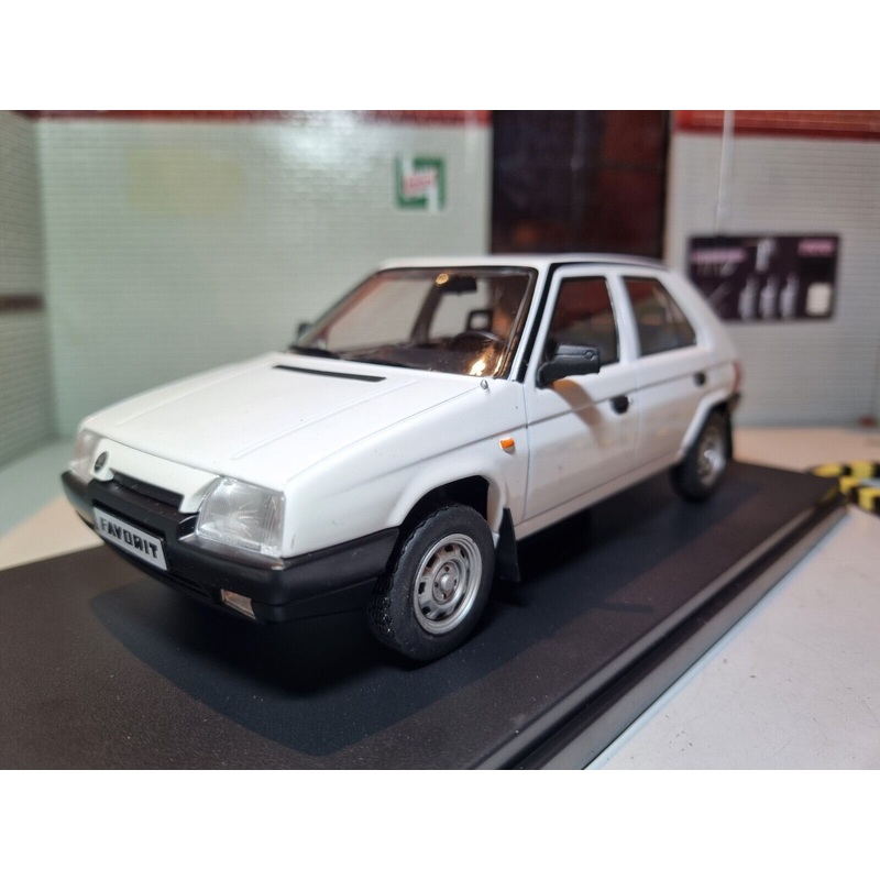 Skoda 1989 Favorit 124141 Whitebox 1:24