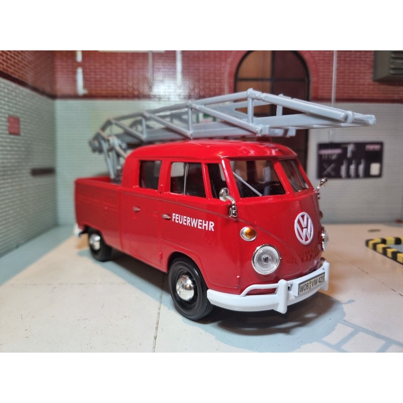 Volkswagen 1962 T1 Type 2 Fire Engine With Ladder 79584 Motormax 1:24