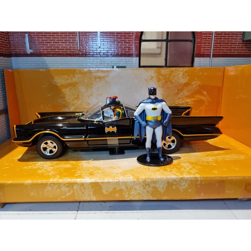 Batmobile & Batman 1966 Adam West DC Comics 98259 JADA 1:24