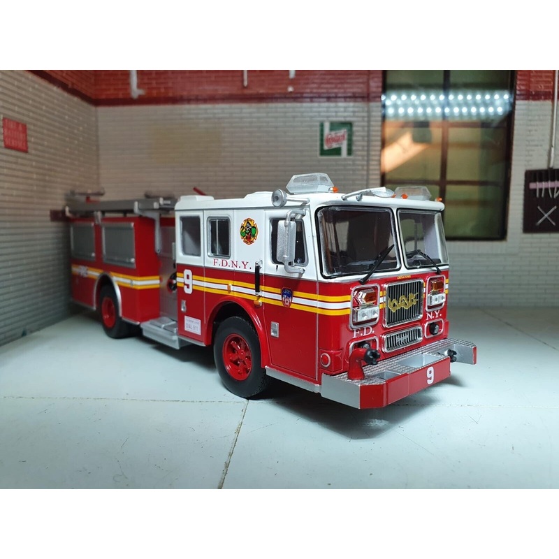 New York Fire Engine FDNY Seagrave Marauder 2 Pumper Ex Magazine 1:43