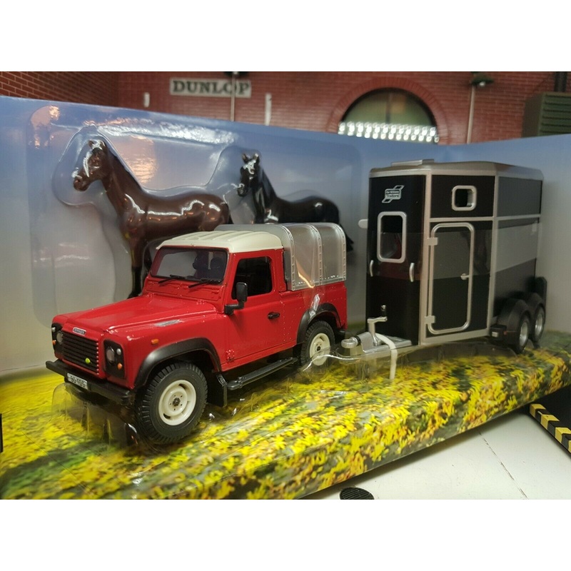 Land Rover Defender SWB 90 Ifor Williams Horsebox & Horses Britains 1:32