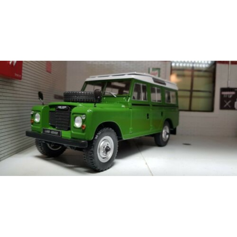 Land Rover Santana Series 3 Station Wagon 1:24 Whitebox