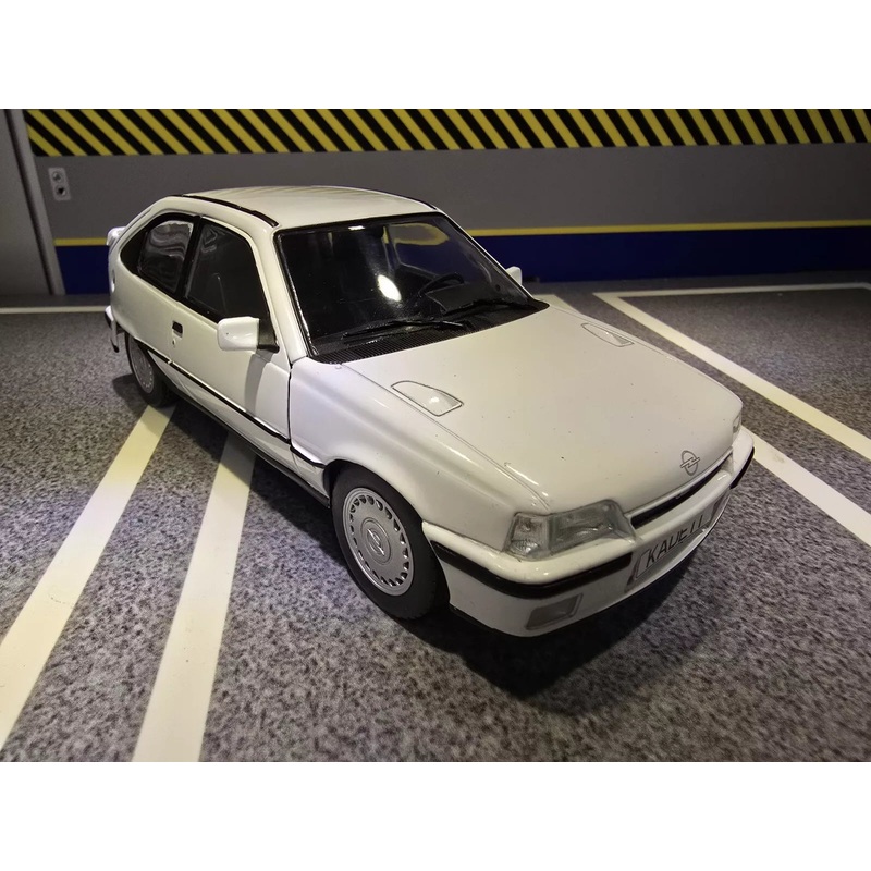 Opel 1985-93 Kadett GSi Mk2 1985-93 GTE WB124221 Whitebox 1:24