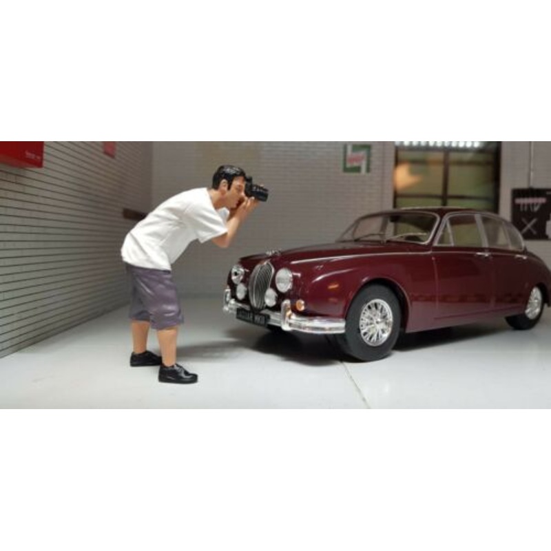 Figure Photographer Weekend Car Show Garage Workshop AD-38312 Fig 4 1:24 Scale