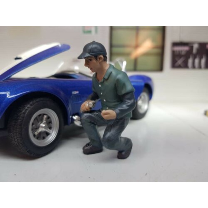 Mechanic Lucas Figure Show Garage Workshop 77727 1:24 Scale