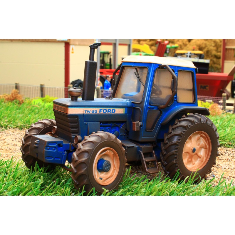 43322(W) Weathered Britains Ford TW20 4WD Tractor