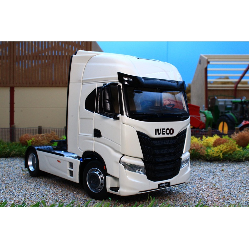 MM2231-01 Marge Models Iveco S-Way Lorry Tractor Unit 4x2 in White