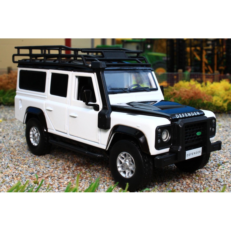 TAY32105011 Tayumo 1:32 Scale Land Rover Defender 110 4x4 in Fuji White