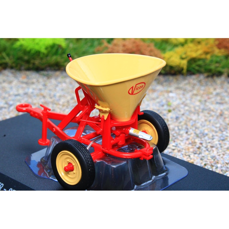 UH6227 Universal Hobbies 1:32 Scale Vicon Pendulum Trailed Spreader