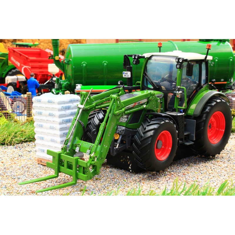 UH6448 Universal Hobbies Fendt 514 Vario Tractor with Front Loader, Agromais Seed Bags & Pallet Ltd Edition