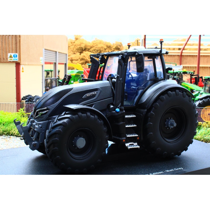 UH6468 Universal Hobbies Valtra Q305 Unlimited Titanium Ltd Edition 4WD Tractor