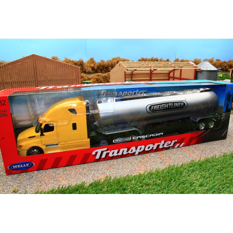 WEL32697Y Welly 1:32 Scale Cascadia Freightliner Lorry with Tanker in Yellow