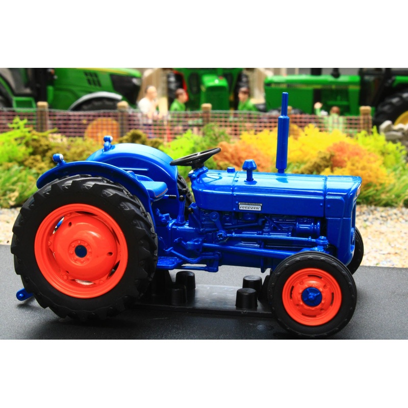 UH6273 Universal Hobbies 1:32 Scale Fordson Super Dexta Tractor 1962