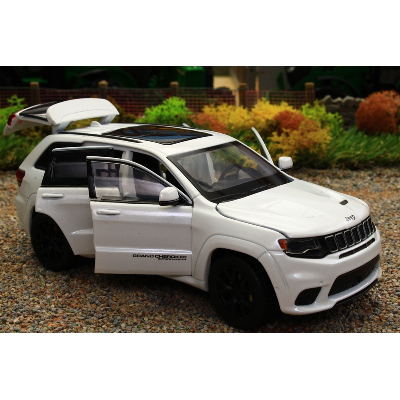 TAY32170011 TAYUMO 1:32 Scale Jeep Grand Cherokee Trackhawk in white with lights and sound