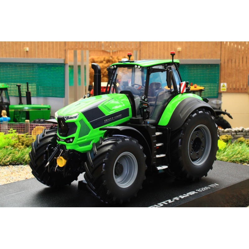 UH6606 Universal Hobbies 1:32 Scale Deutz-Fahr 8280 TTV Standard Green Tractor