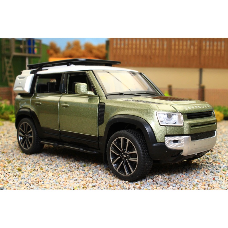 Q3002A-GR QY 1:32 Scale New Land Rover Defender 110 in Green with lights and sound