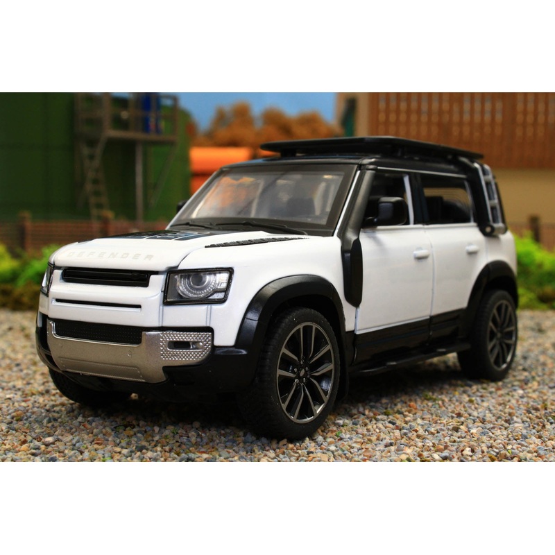 Q3002A-WH QY 1:32 Scale New Land Rover Defender 110 in white with lights and sound