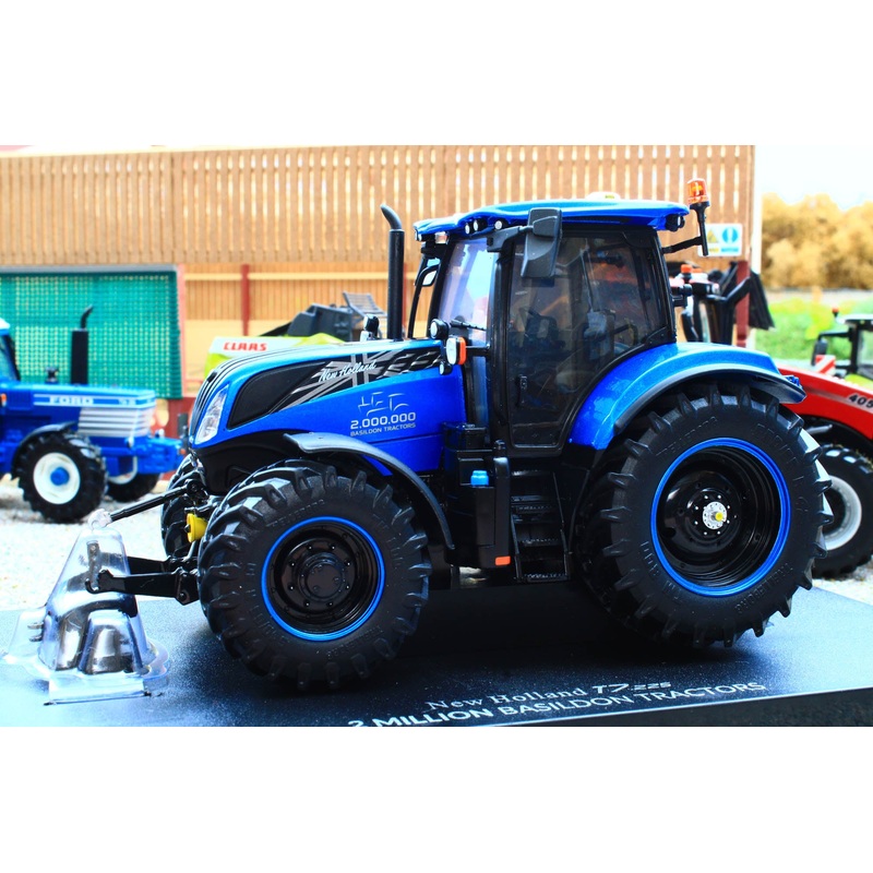 UH6744 Universal Hobbies New Holland T7.225 Limited '2,000,000' Edition Tractor NOW IN!