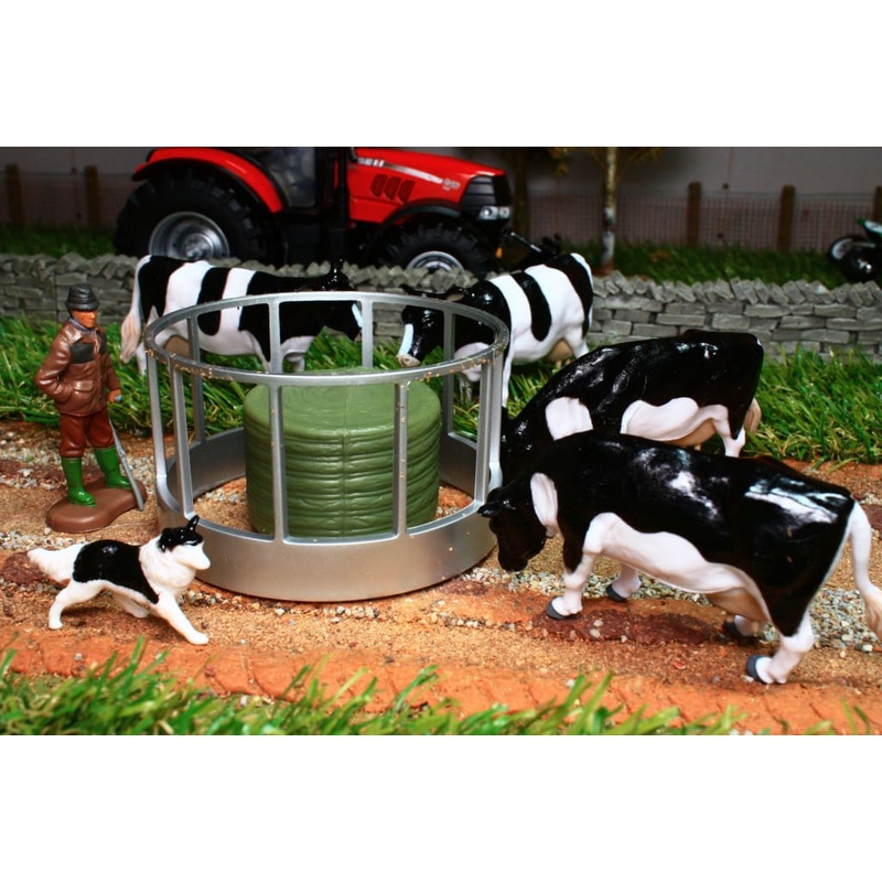 43137A1 Britains Cattle Feeders Set Inc Round Feeder With Bale 4 x Friesian Cows 1 Xx Farmer and Dog