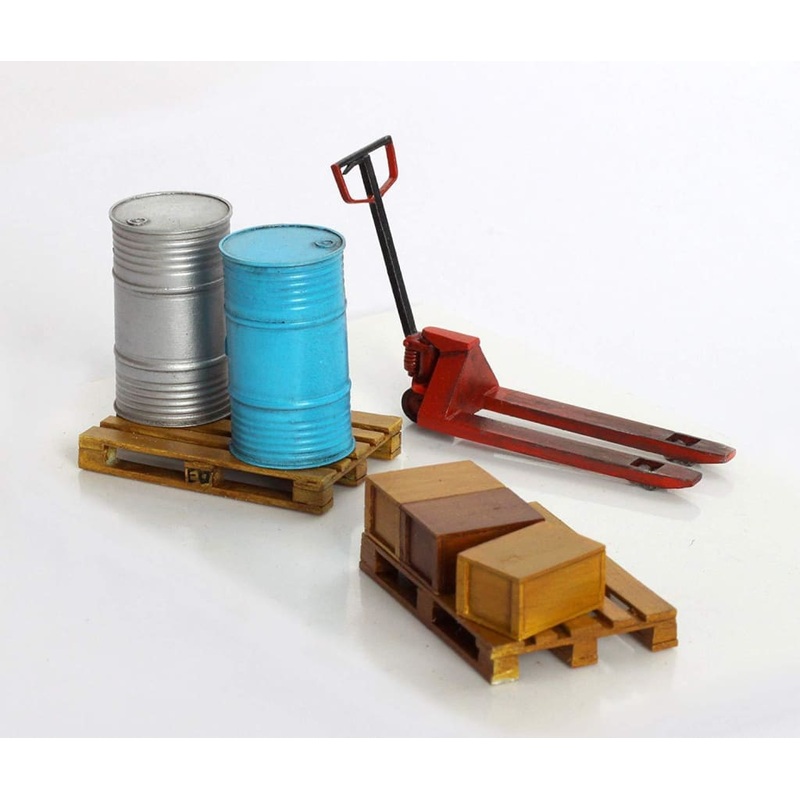 PLM345 Plusmodel Pallet Truck and pallets (135 Scale)