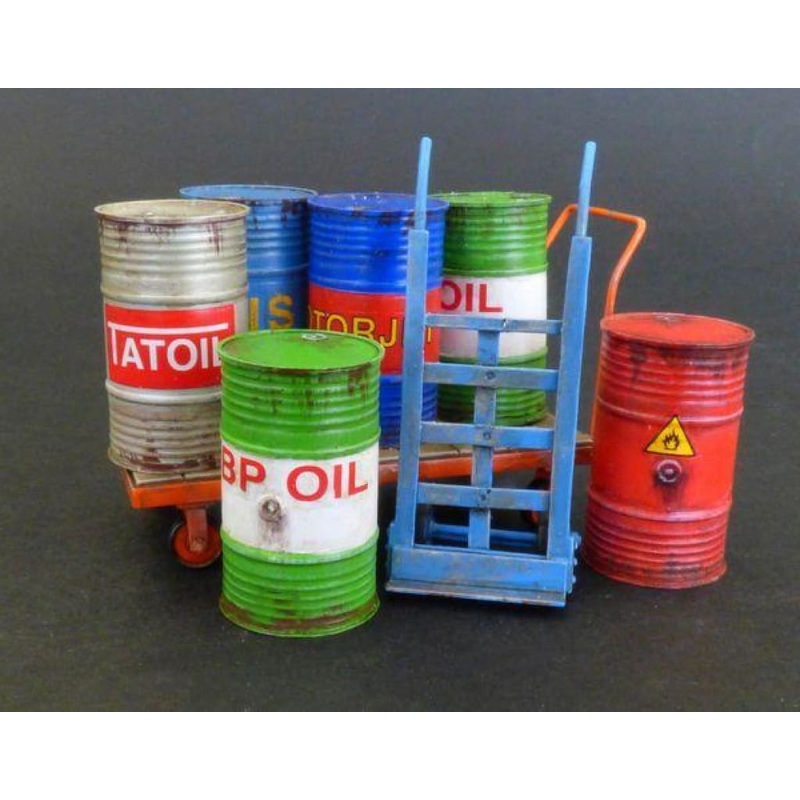PLM482 PlusmodelMetal Barrels with handcart (135 Scale)