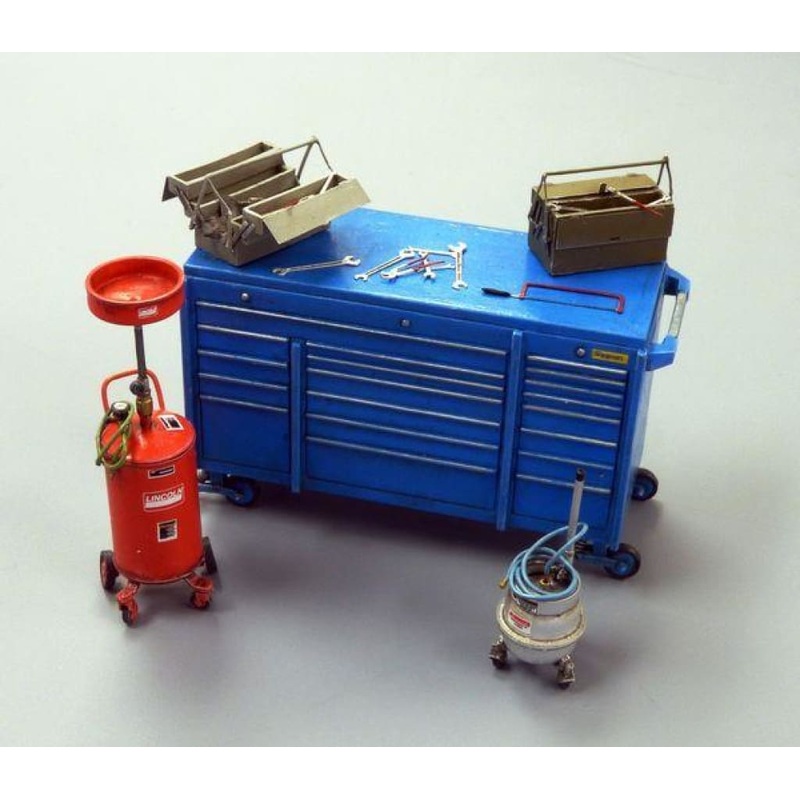 PLM497 Plusmodel Garage Equipment (135 Scale)