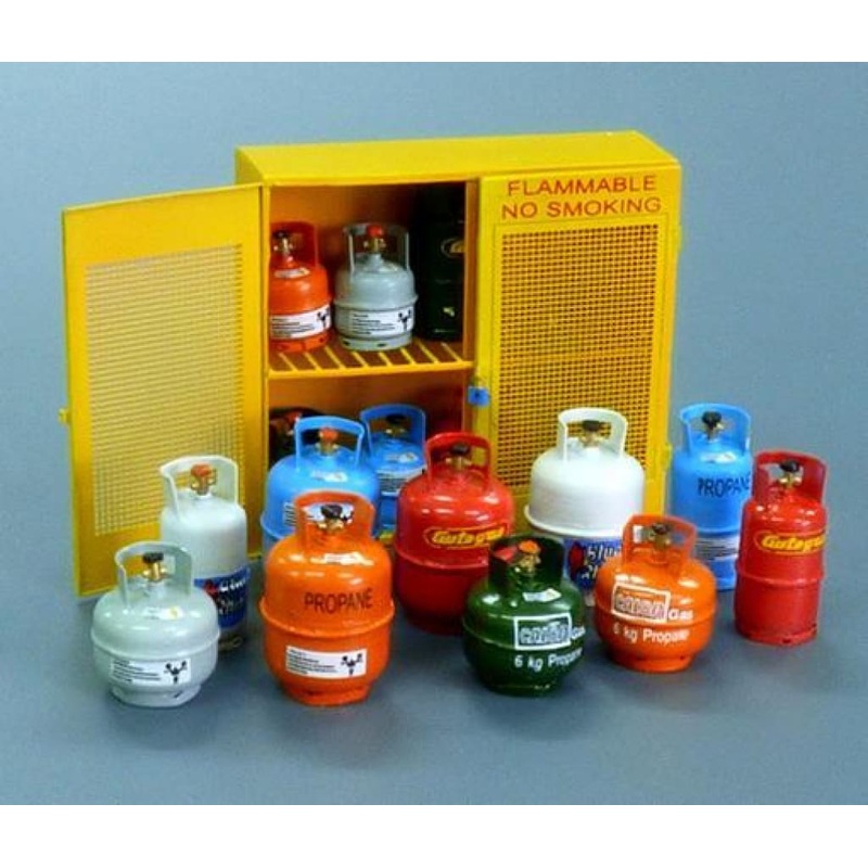PLM518 Plusmodel Gas Bottles (135 Scale)
