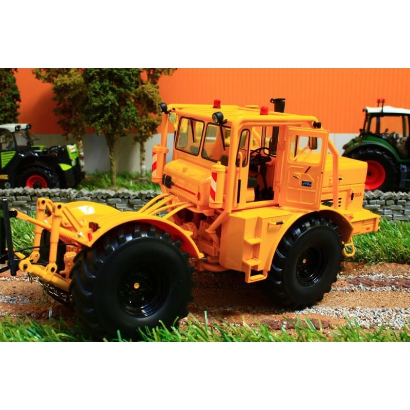 SCH07715 Schuco Kirovets K-700A Tractor