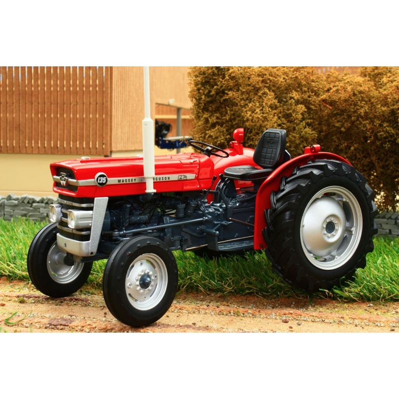 UH2698 Universal Hobbies 1:16th Scale Massey Ferguson 135 Tractor Banner Lane Museum Version