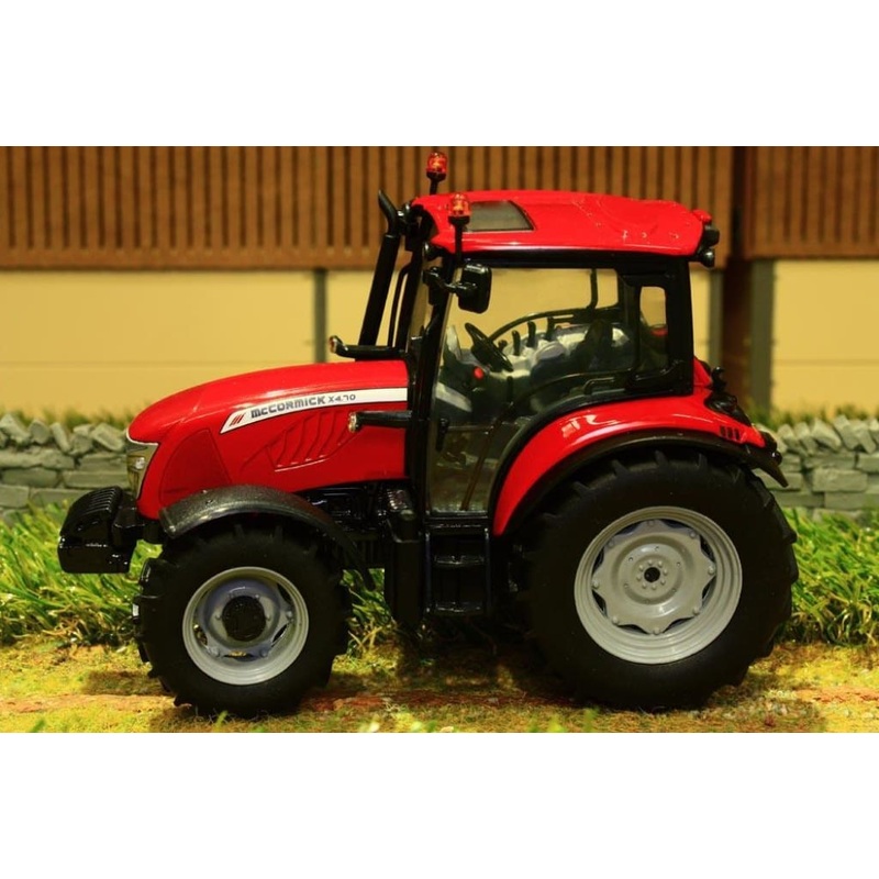UH4945 UNIVERSAL HOBBIES MC CORMICK X 4.70 TRACTOR