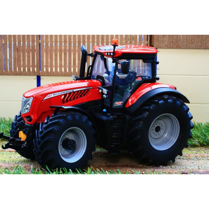 UH4982 UNIVERSAL HOBBIES MC CORMICK X8.680 VT DRIVE RED TRACTOR