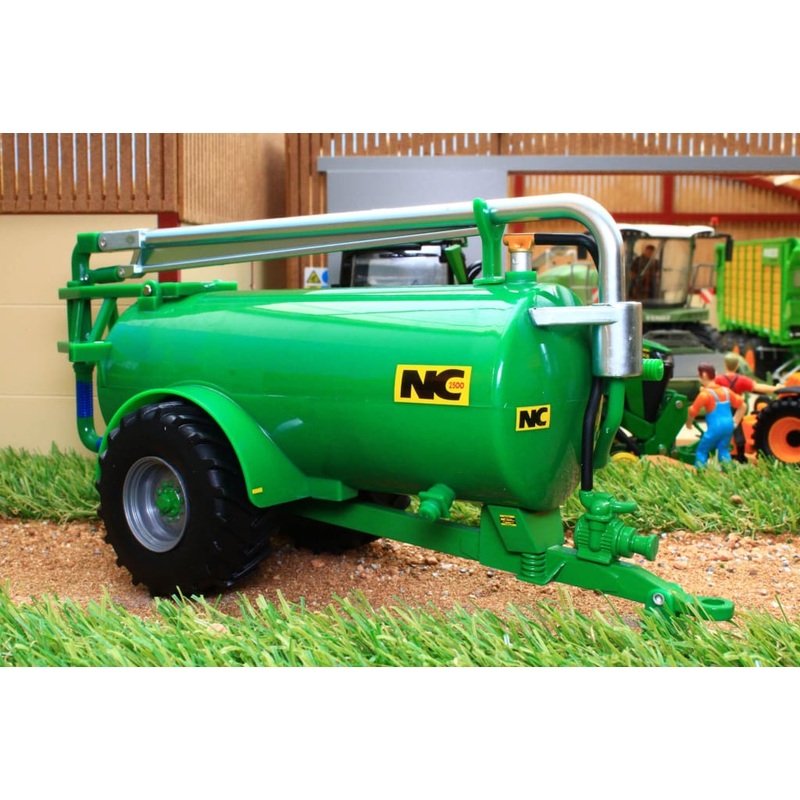 43253 BRITAINS NC SLURRY TANKER ROADSIDE IN GREEN