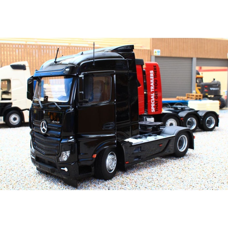 MM1907-02 Mercedes-Benz Actros Streamspace 4x2 in Black
