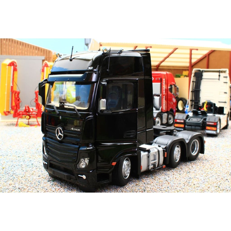 MM1912-02 Mercedes-Benz Actros Gigaspace 6x2 in Black
