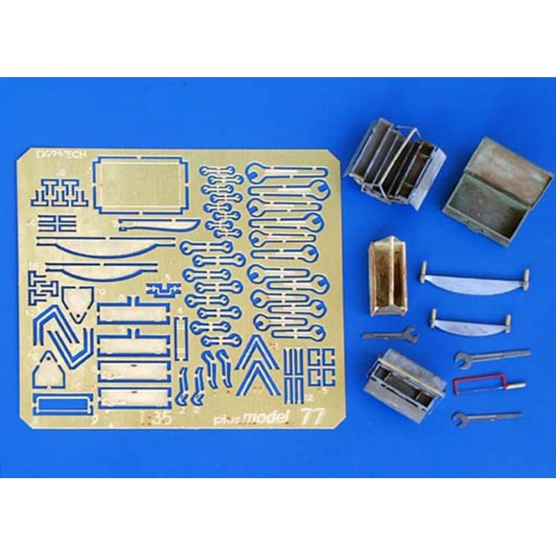 PLM077 Plusmodel Tool boxes, with keys and tools (1:35 Scale)