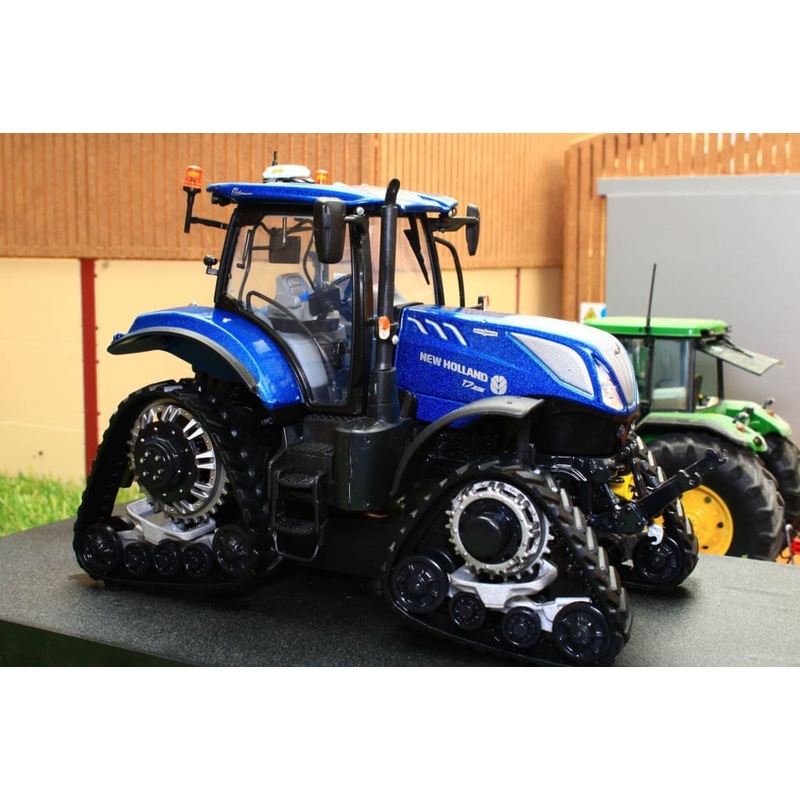 UH5365 UNIVERSAL HOBBIES NEW HOLLAND T7.225 BLUE POWER TRACTOR ON TRACKS