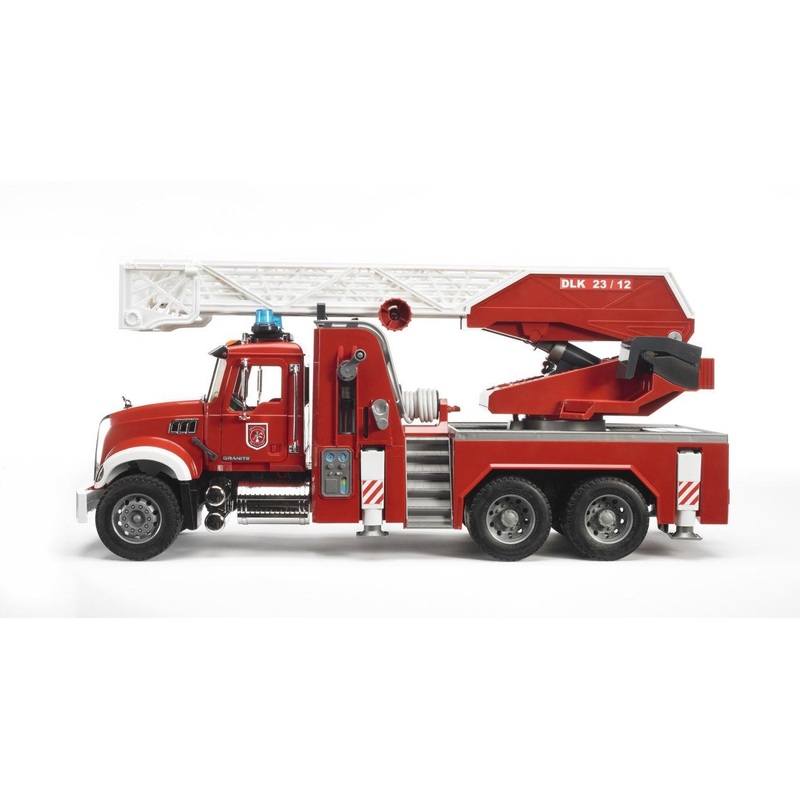 B02821 BRUDER MACK GRANITE FIRE ENGINE WITH WATER PUMP