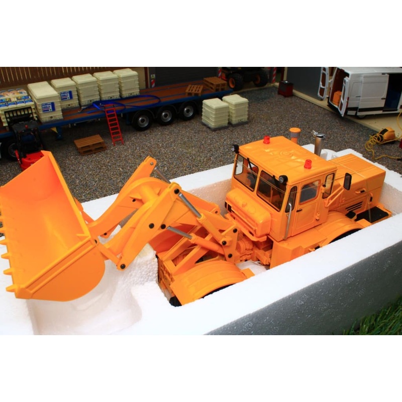 SHU07709 SCHUCO KIROVETS K-700 M LOADING MACHINE IN YELLOW