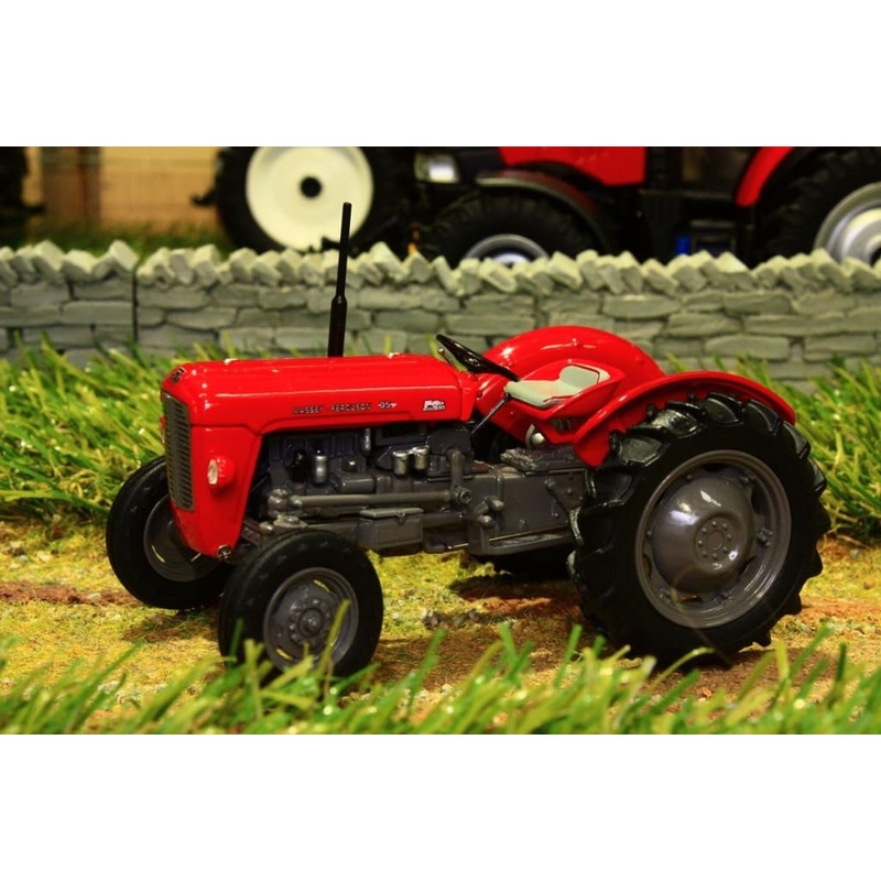 UH4989 UNIVERSAL HOBBIES MASSEY FERGUSON 35 - 1959 TRACTOR