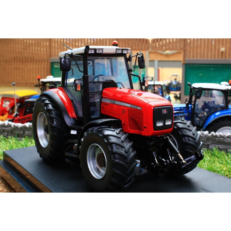 UH6257 UNIVERSAL HOBBIES MASSEY FERGUSON 8250 XTRA TRACTOR