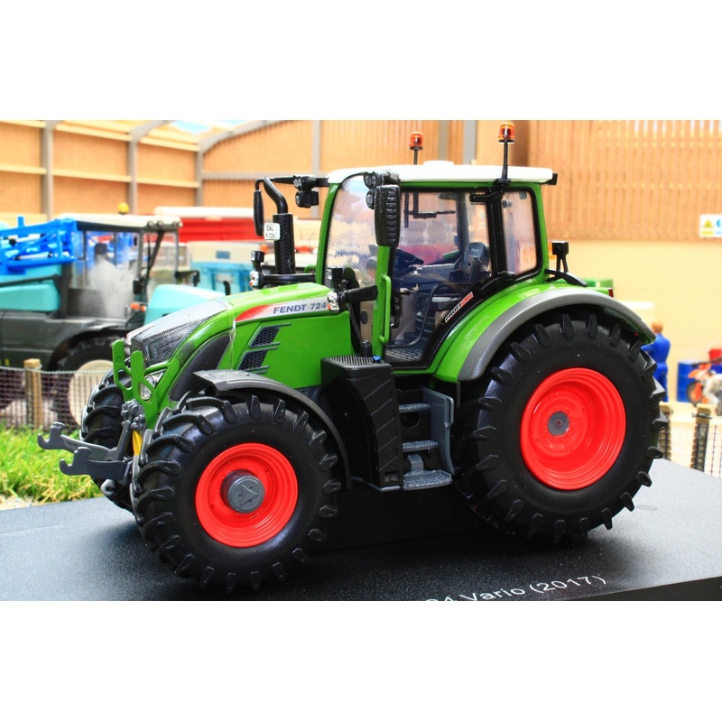 UH5231 Universal Hobbies Fendt 724 Vario 4WD Tractor Nature Green