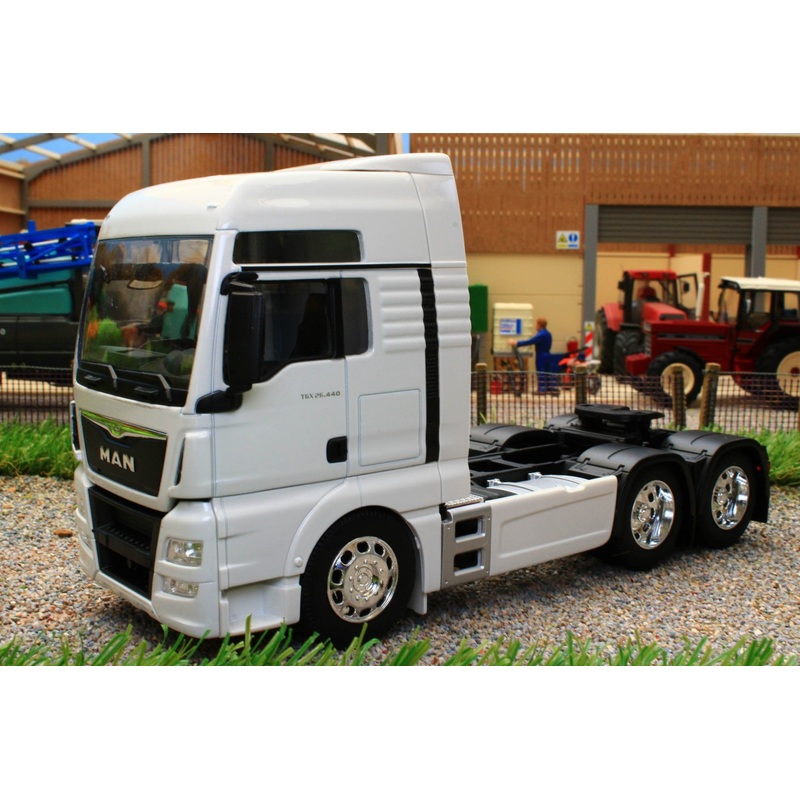 WEL32650LW WELLY 1:32 SCALE MAN TGX 6X4 LORRY IN WHITE